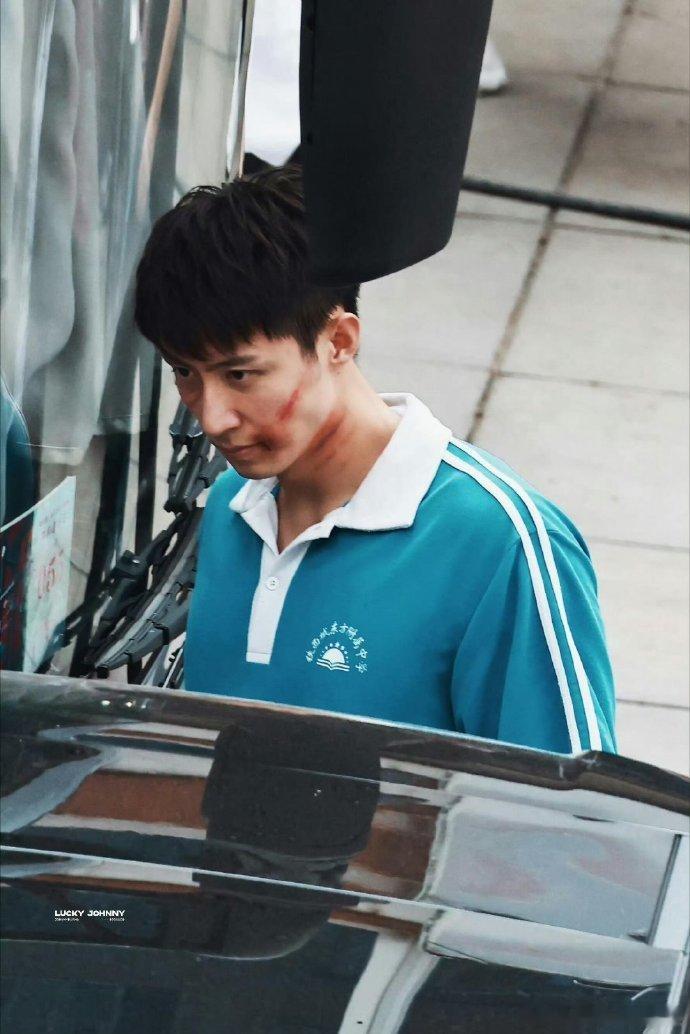 黄景瑜这次不穿警服穿校服 谁能想到演惯了硬汉的黄景瑜，穿校服居然这么有少年感，张