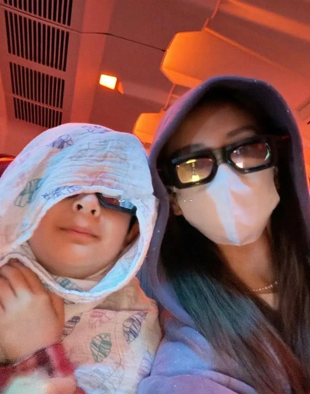 Angelababy小海绵自拍五四青年节，Angelababy和和儿子小海绵同框