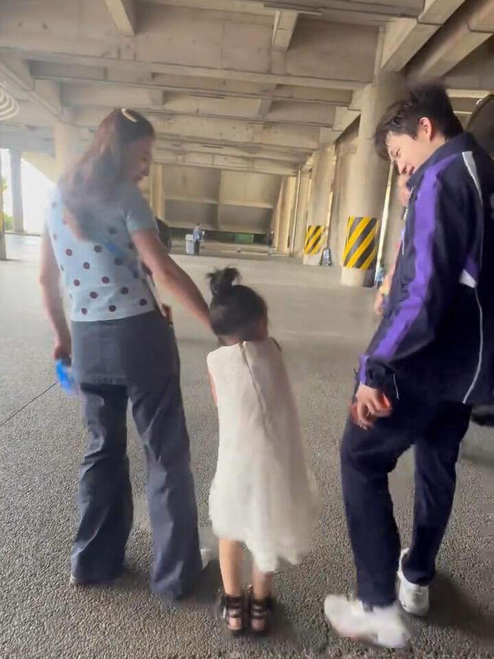 王楚钦好喜欢逗小女孩，他真的好爱别人的女儿，因为自己没有，这是主管教练的妻子和女