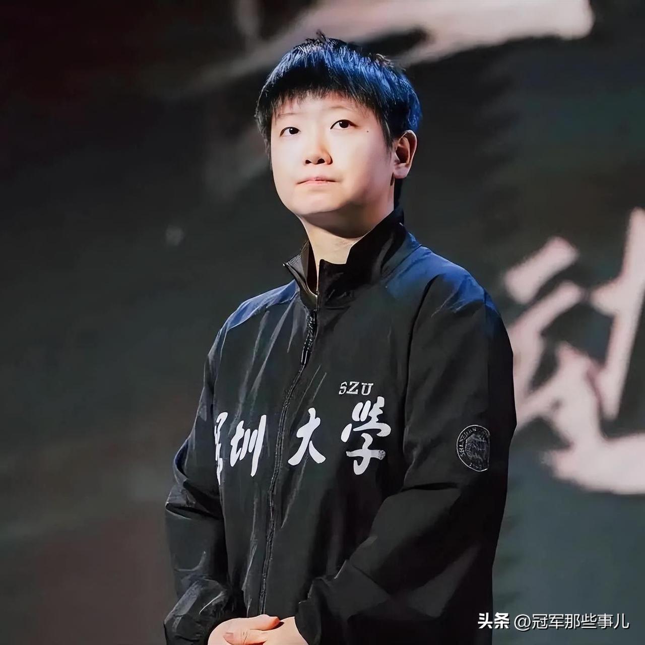 轮休不是缺席，是换了一种方式参与。在乒超雄安站，孙颖莎坐在替补席上，用另一种身份