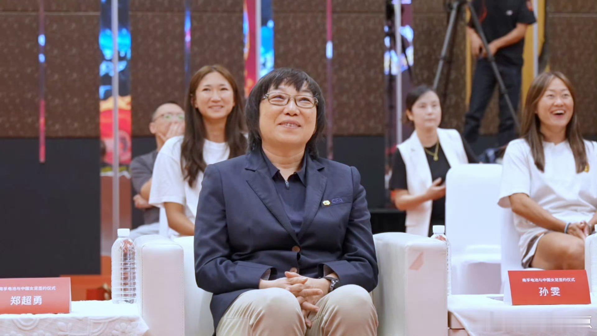 见识到中国女足的厉害了 回望孙雯当年的赛场辉煌，再看如今女足姑娘整装待发，女足精