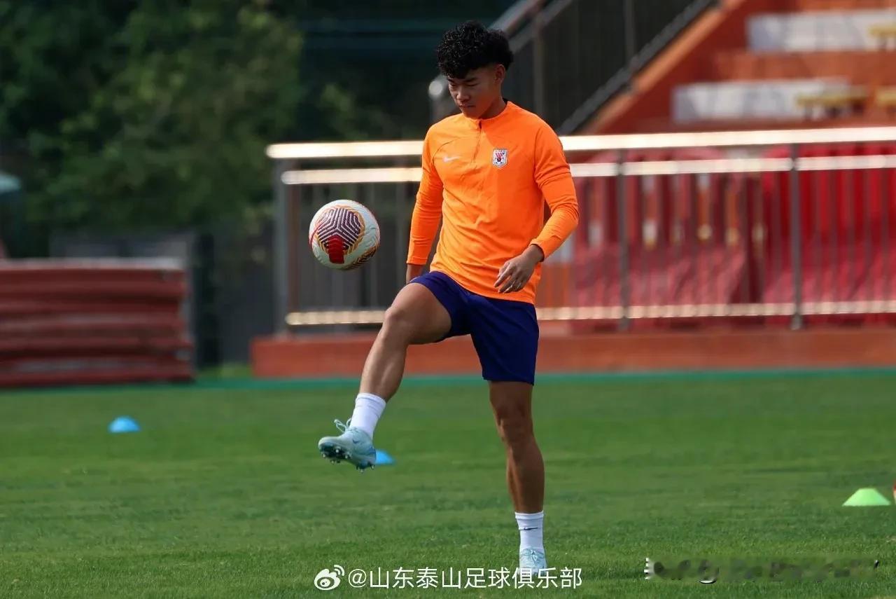 #泰山队# 何小珂获得两场中超首发，均以失败告终！其实，我们不能完全怪他，他毕竟
