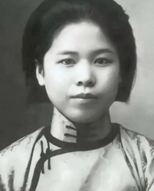 1947年，特务将杨虎城的夫人谢葆真牢牢捆住，扯下她的裤子后，用针头扎进她的大腿