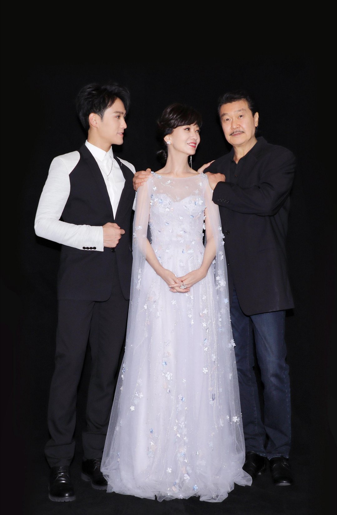 捕风追影有赵雅芝老公儿子原来赵雅芝老公黄锦燊演了捕风捉影阿sir，儿子黄恺杰演了