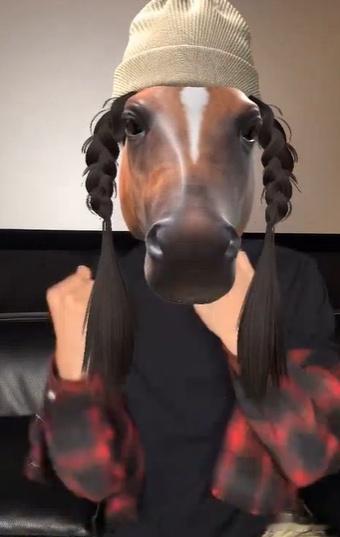 余宇涵直播开马头特效余宇涵直播突发名场面马头特效一出现自己先被吓一跳综艺感绝了 