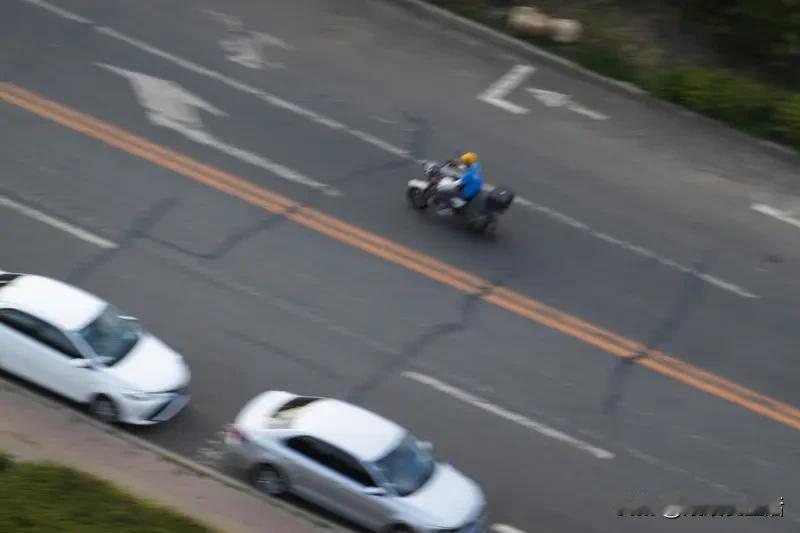 上联：池边看鱼跃，诚邀下联路上追车跑！