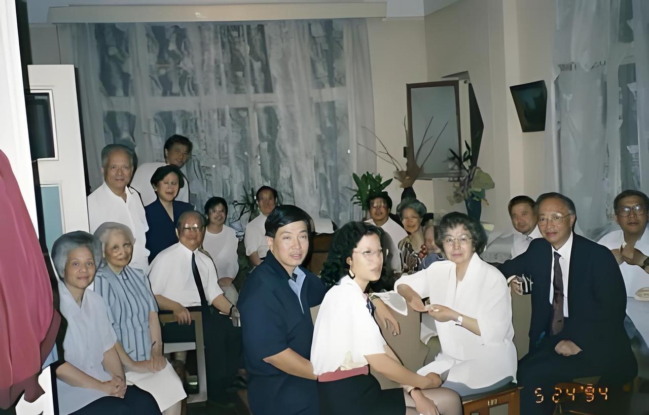 1994年，吴石将军的骨灰安放仪式后，何、吴两家人组织聚会，一张温馨合影。

那