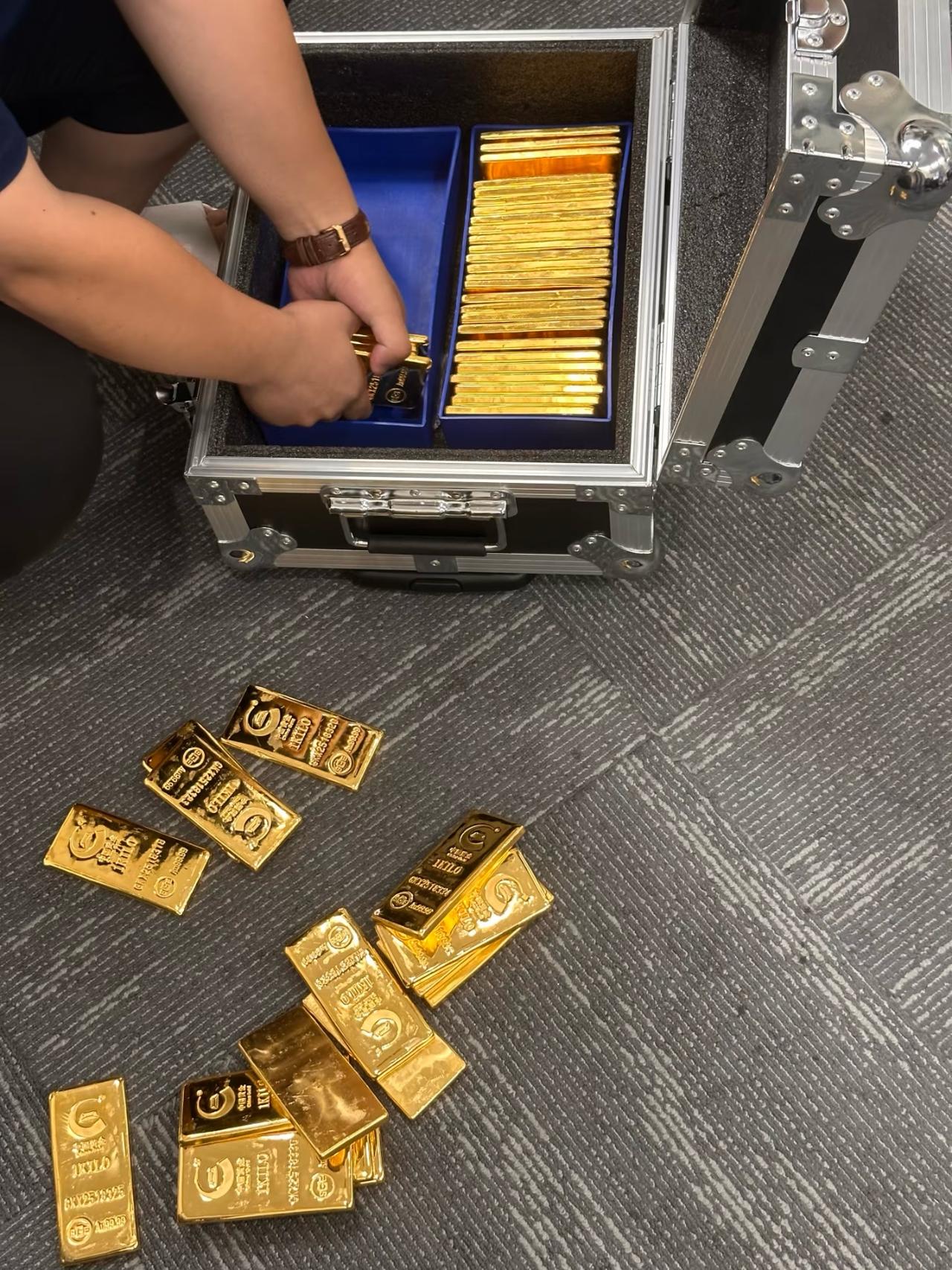 手里还有黄金的
估计现在气的要血压飙升了，
6月21日暗金金价已经跌到
905一