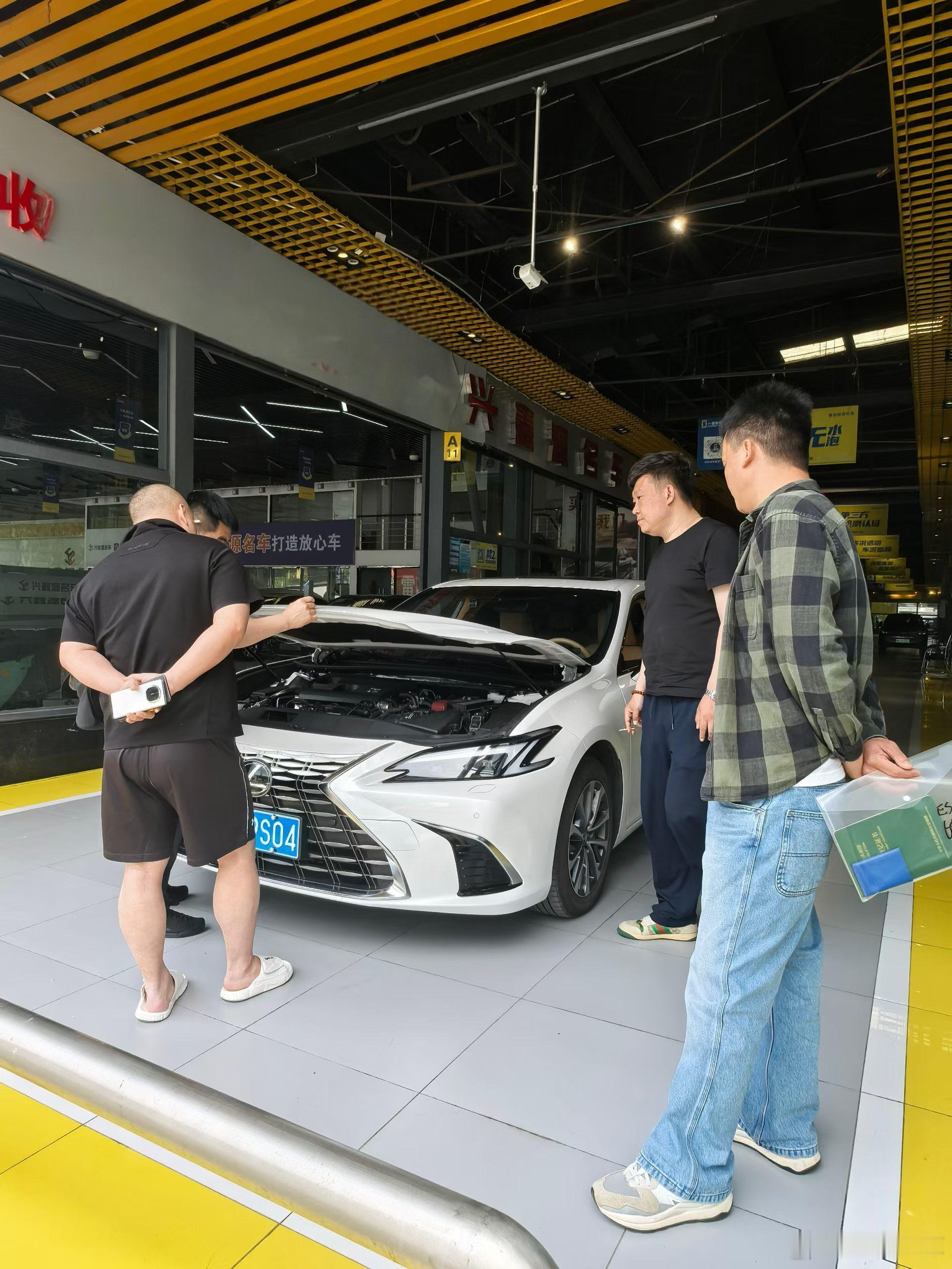 昨天发的雷克萨斯ES被外地同行拿走了