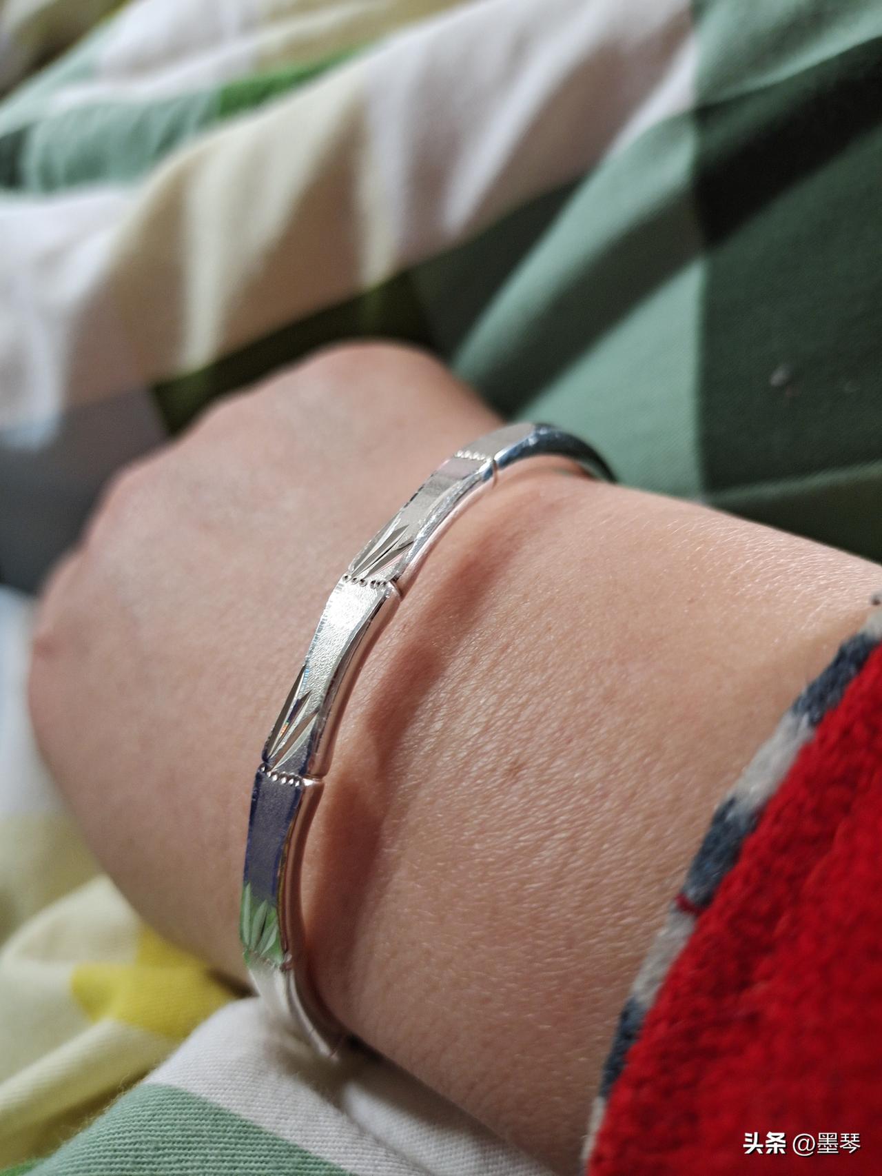 你们的镯子坏了会修吗？[抠鼻]

前几天去了一趟金店，本来打算把两个银手镯拿去换