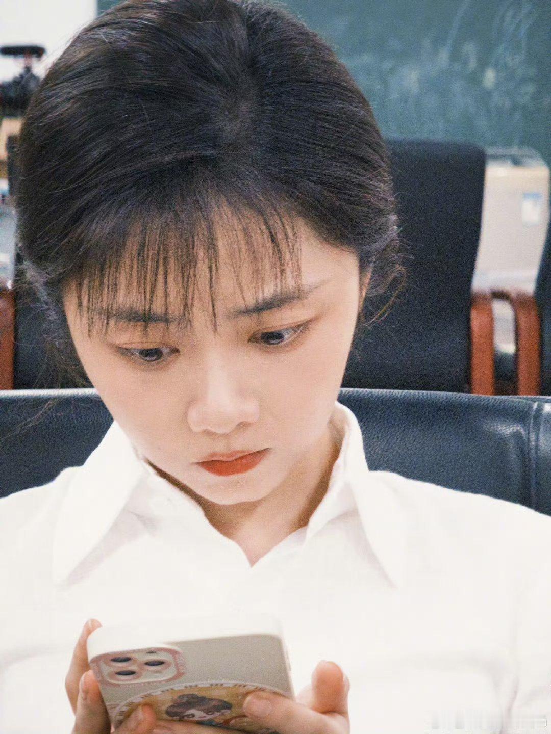 谭松韵哄自己打工终于等到谭松韵来《客栈》啦✨ 路透里她和沈月蹦蹦跳跳超有活力，原