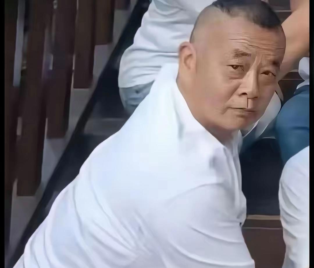 不装了彻底摊牌，重庆王先生新疆酒店纠纷，监控还原剧情整个翻转
 重庆王先生新疆伊
