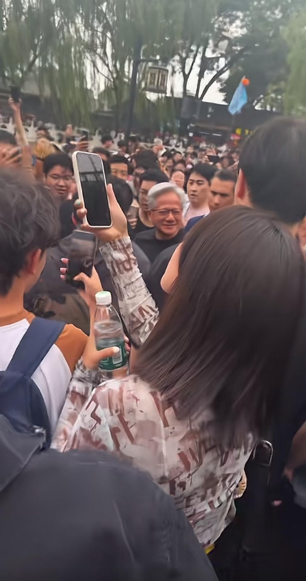中国人仇富，又不仇富。什么样的富不仇？黄仁勋这样的富就不仇。国人不仇的富有六大特