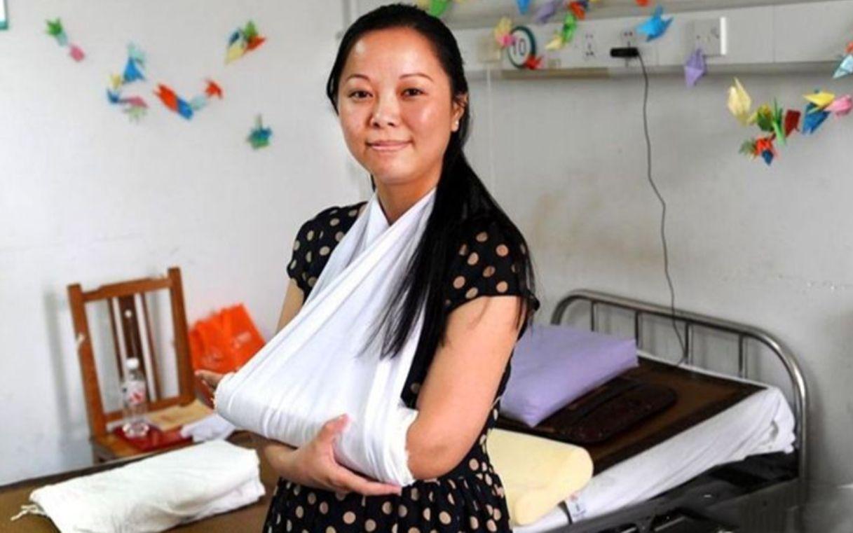 2011年，浙江31岁女子出门时，突然伸出手接下10楼坠落的女童，手臂粉碎性骨折