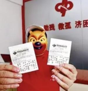 男子身无分文刮800元彩票：“刮到就有钱”的背后，是无数人深陷的人性陷阱
 
河