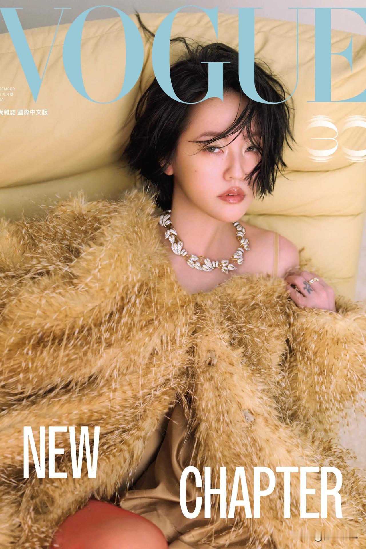 小S登上台版《Vogue》的最新封面，并在专访中谈及了大S离世一年多后的生活和自