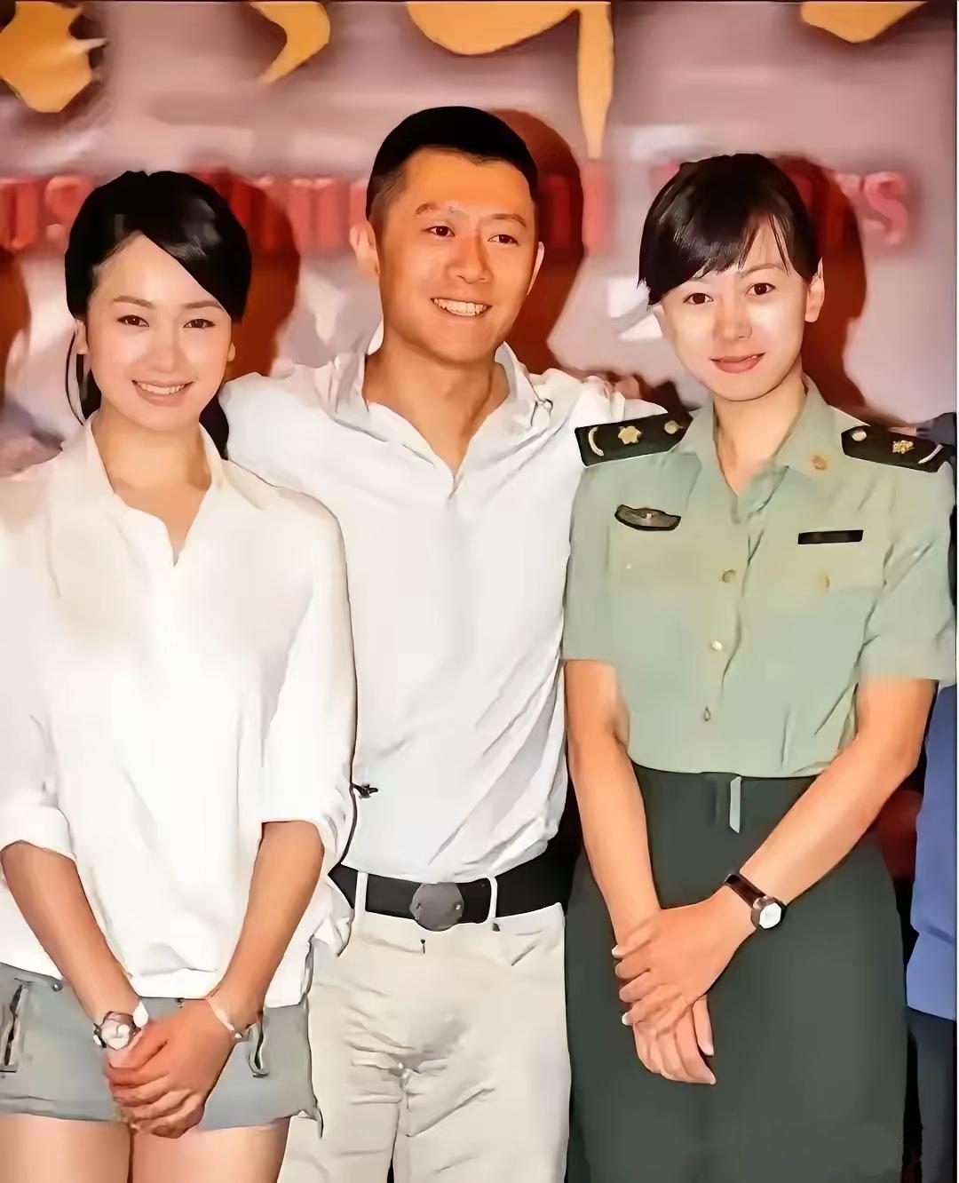 3位单眼皮明星同框：左小青发如黑缎，眉若远黛，笑容可掬；夏雨眉弯眼笑，素齿如贝；