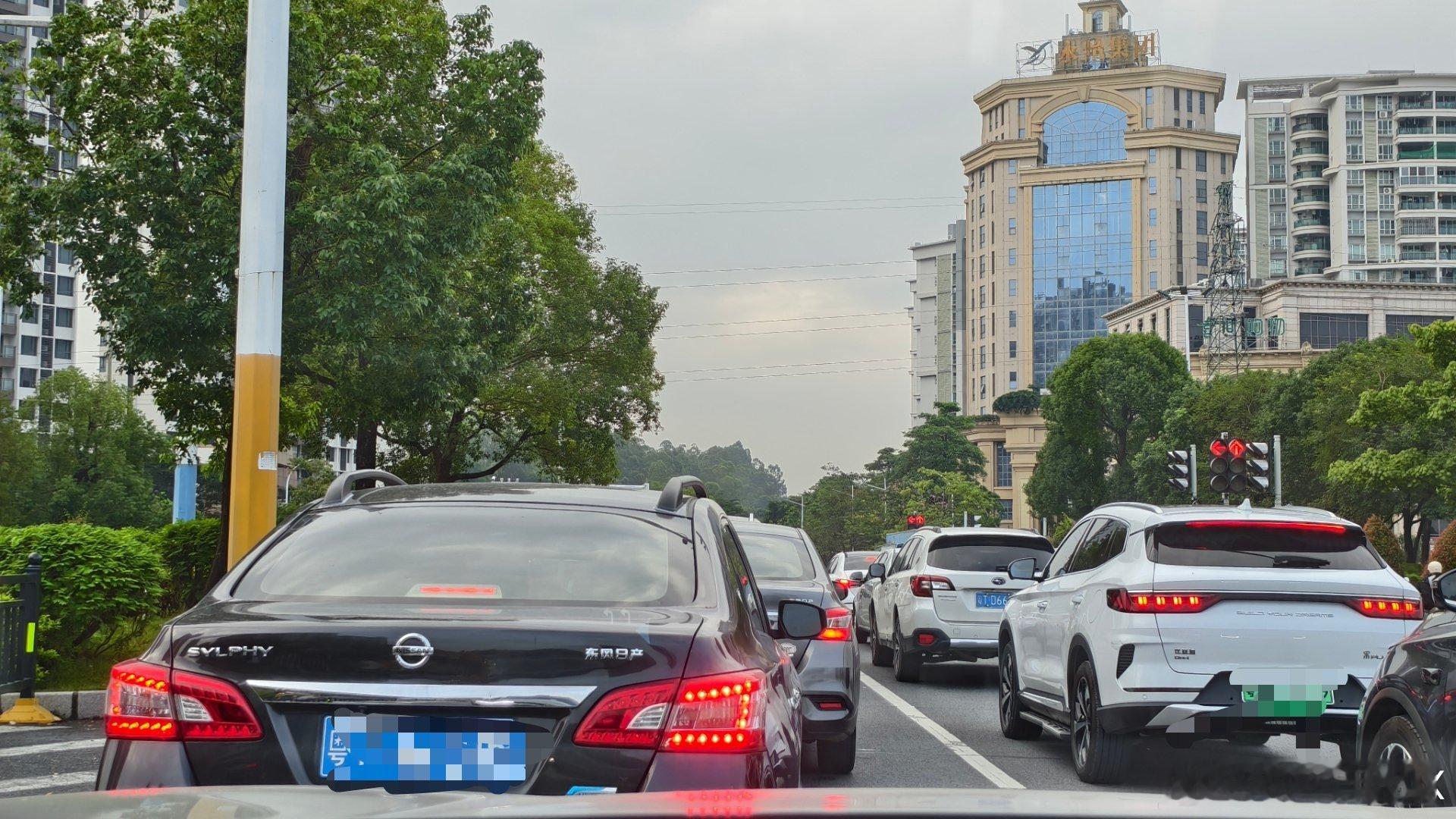 新型的行李架安装手法...不知道装了行李箱后，跑高速会怎么样？ ​​​