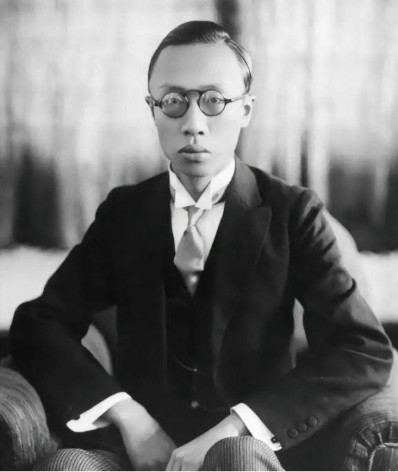 晚上，12岁的溥仪，被十几个宫女摁在床上玩游戏。他很兴奋，但玩了很久，还是累了，