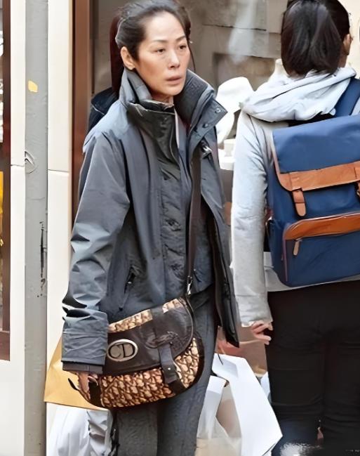 2002年关淑怡未婚生下儿子关浚贤，当时舆论一片哗然，有传孩子的生父是曾志伟，但
