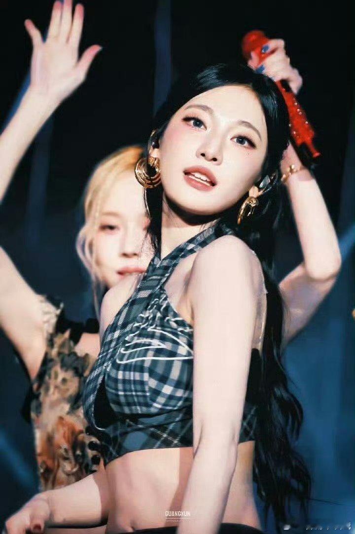 吉赛尔晒照给宁艺卓庆生🎂，两小妈太sexy 了 吧[流鼻血][流鼻血] ​​​