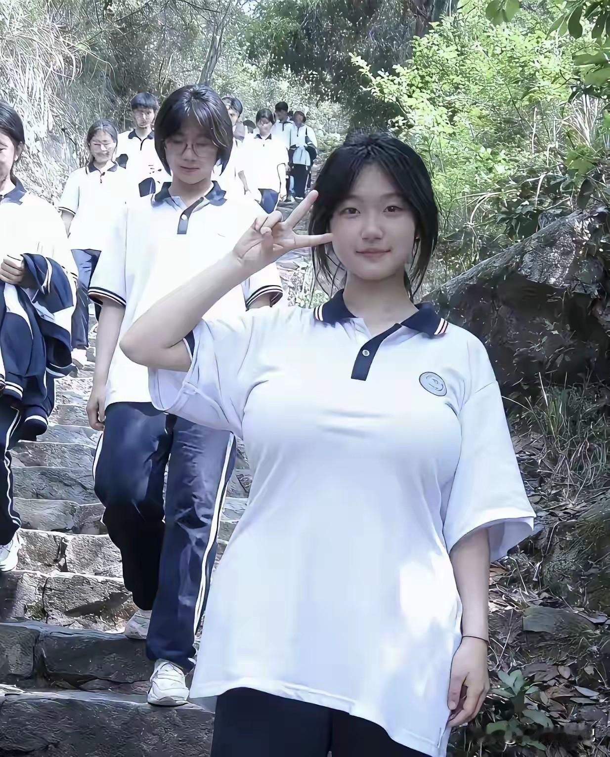 现在的学生都长的这么成熟吗，这应该是初中生吧。