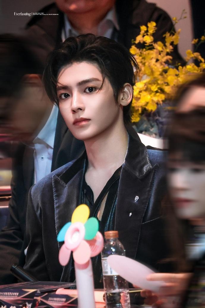 侯明昊湾区生明月生图晚会上的侯明昊 侯明昊在晚会现场的状态也太绝了，生图比精修更