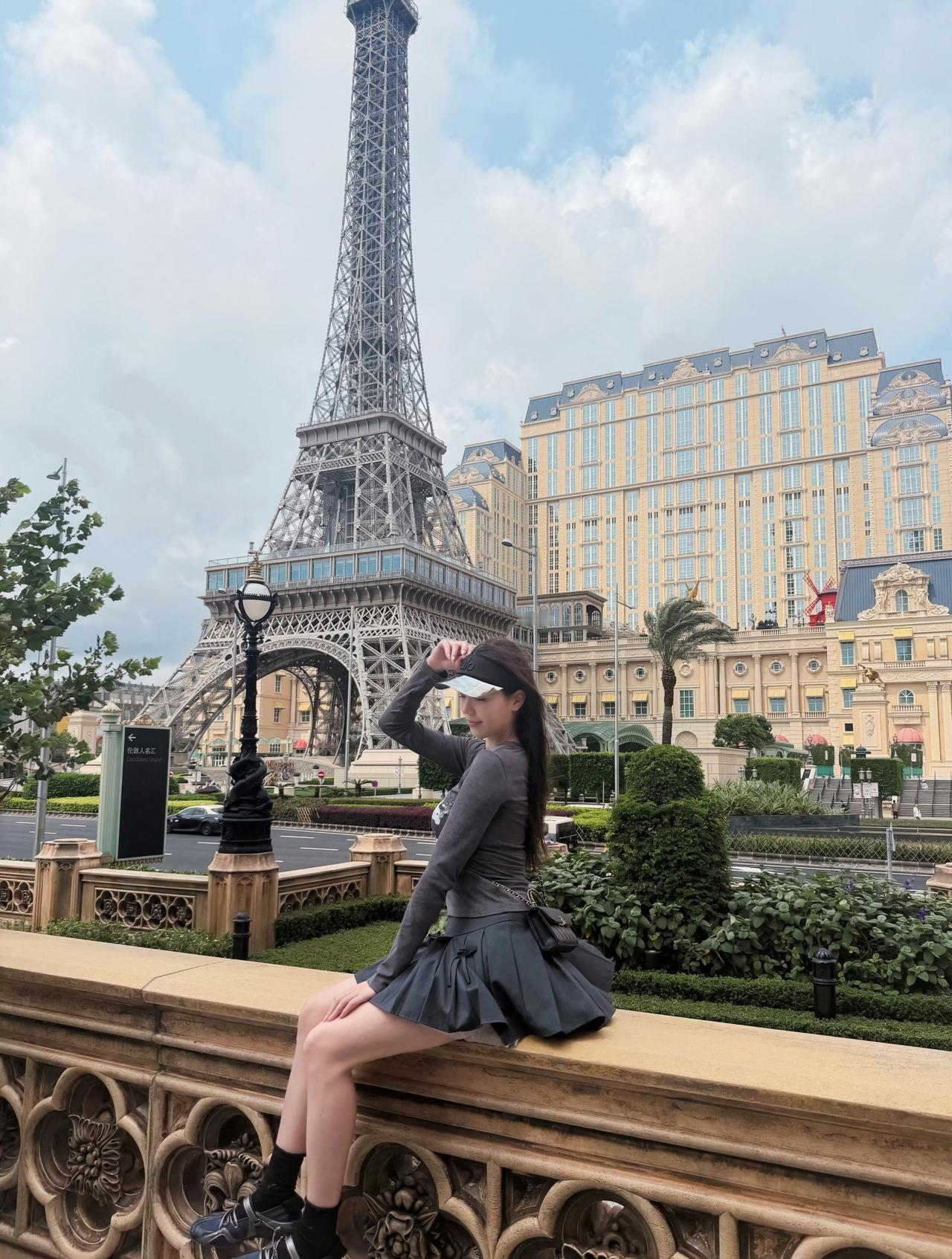 澳门巴黎人的浪漫，是复刻的铁塔、复刻的巴士，和复刻的好心情。

在路氹的街头，假