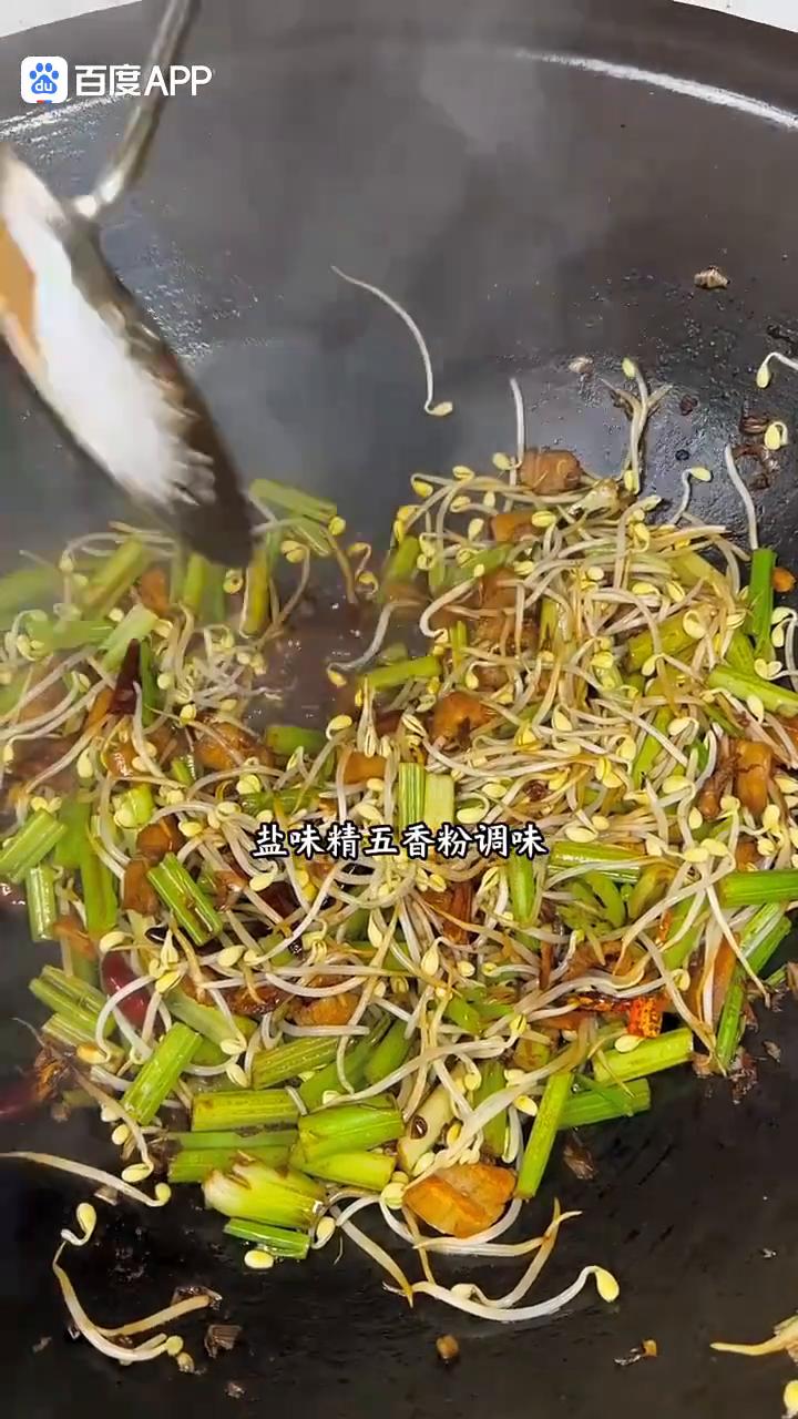 妈，这上午了吃什么饭？咱俩进来吃焖面。吃焖面中，等会我好走。今上午还配了紫菜蛋花