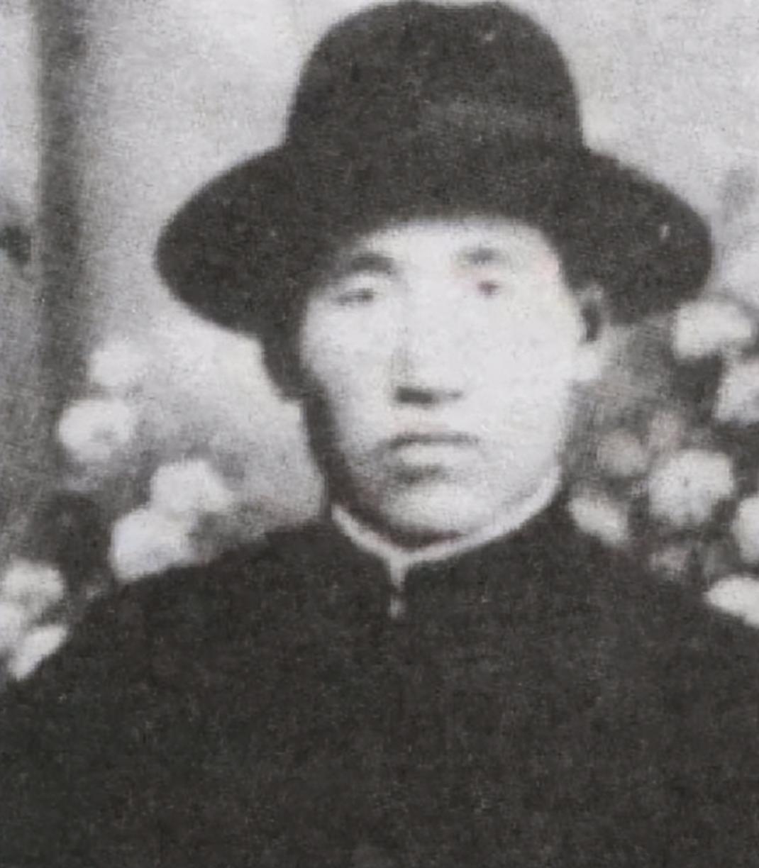 1944年，东北深夜，抗联战士杜希刚被狗叫惊醒，察觉不对劲摸枪时，数名日伪特务已