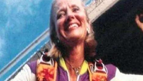 1999年，美国一名金融女高管在4400米高空跳伞时，突然发现自己的伞包打不开了