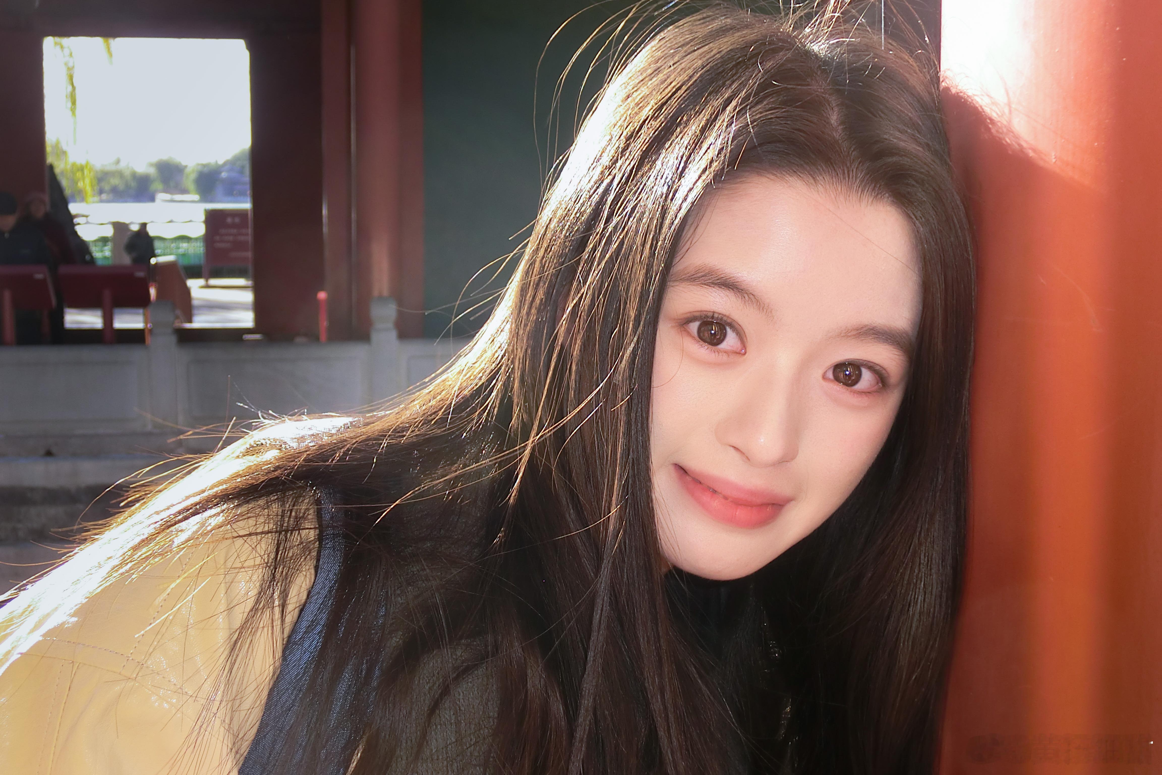 别靠柱子了 冷冰冰的 靠在我肩膀