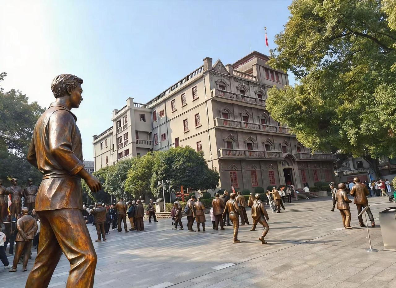 千万不要让任何人了解你太多，更不要和任何人走的太近，这是我给年轻人最高级别的忠告