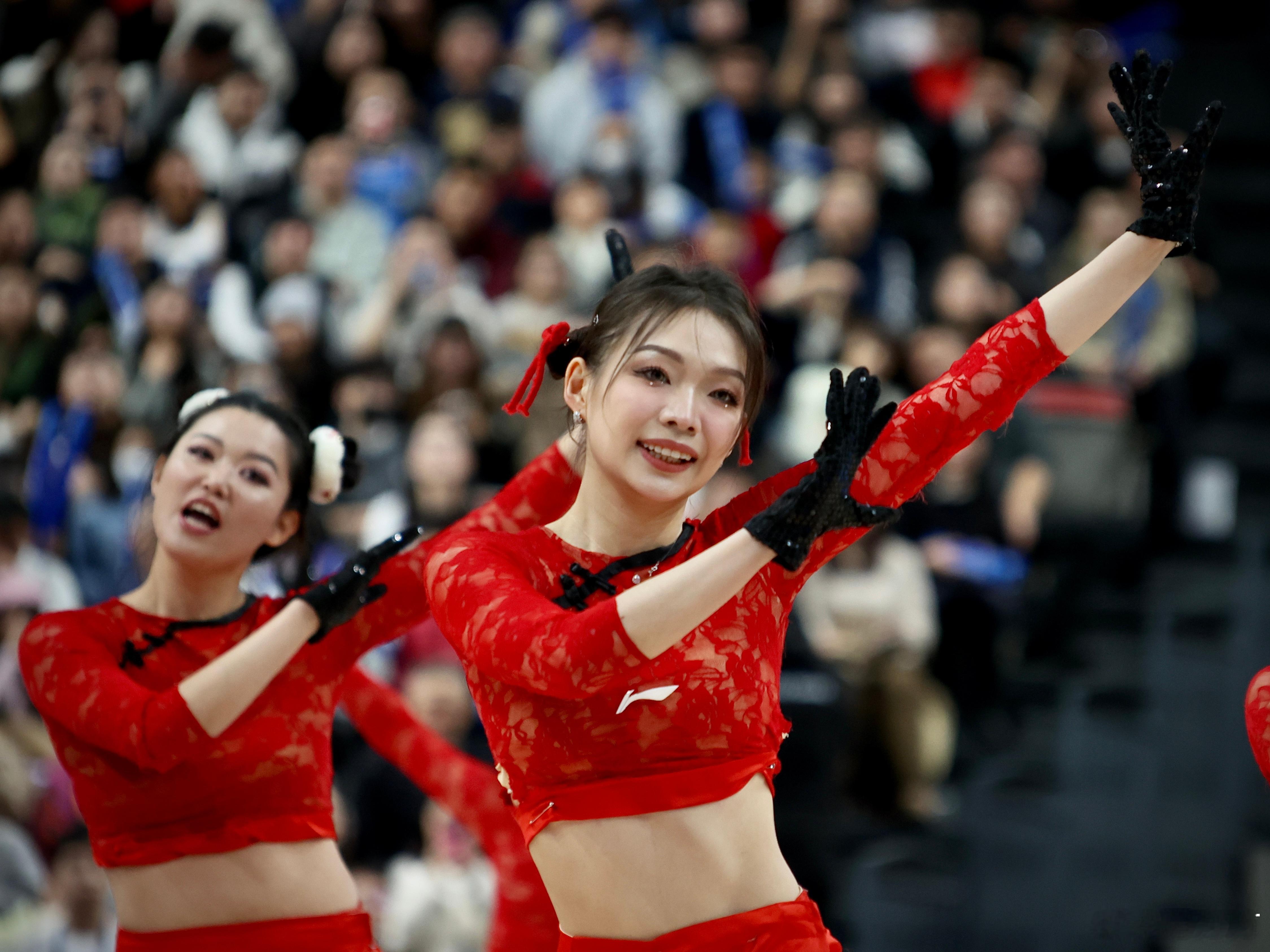 北京首钢 也不藏着掖着了，罗老师的深夜传送已到！巅峰这是换新皮肤了，红红火火过新