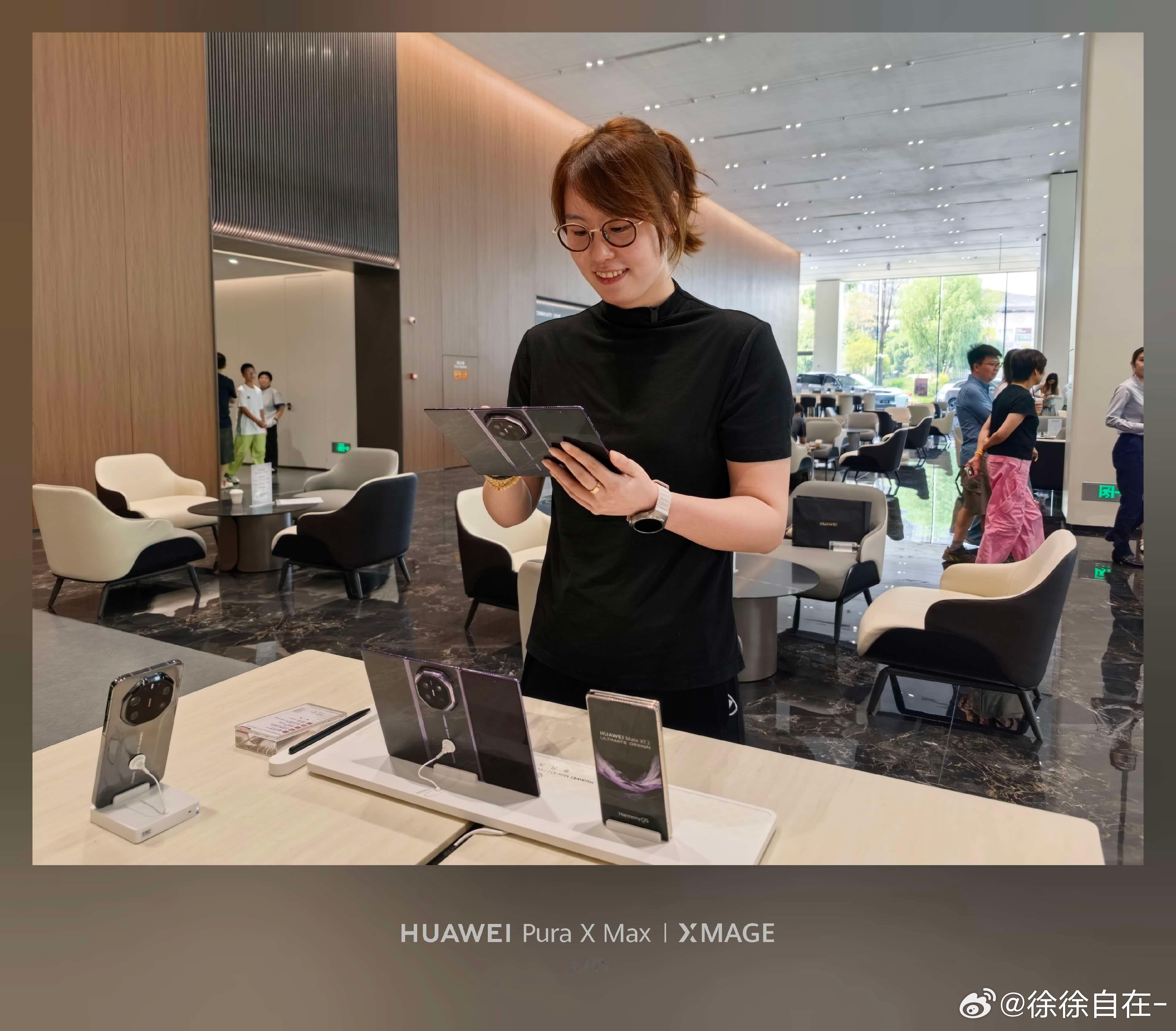 傅园慧体验华为展翼三折叠，这个画面还挺有意思。手机展开后，屏幕视野一下就打开了，