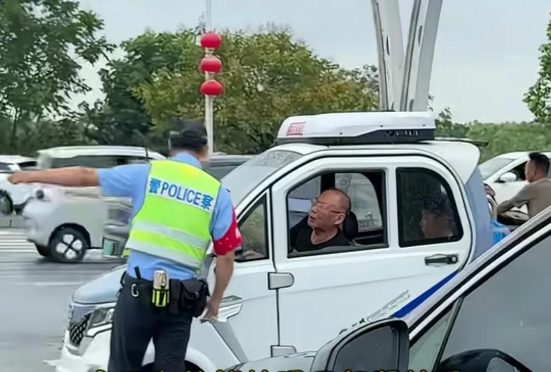 南阳市交警指挥电动四轮车“老头乐”，靠边停车进行检查。规范“老头乐”出行和驾驶。
