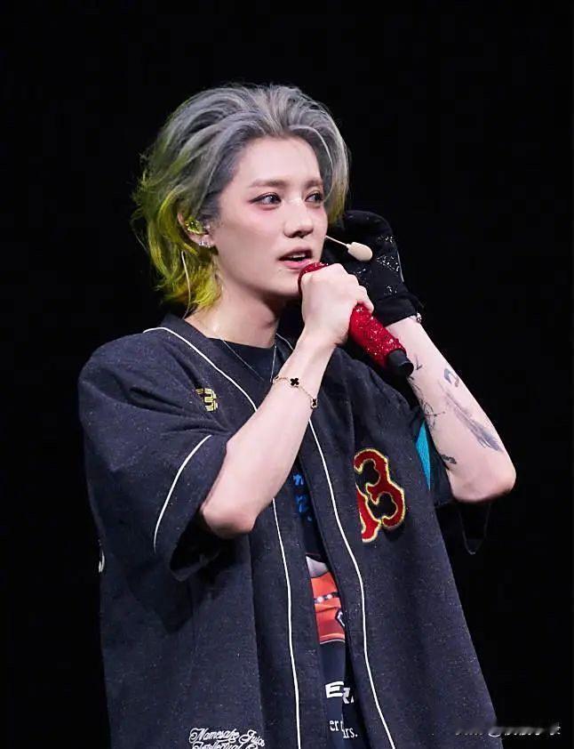 鹿晗烟瘾是很大的，他兜里常年都揣着好几包烟，每次出去活动的时候，他都会趁机给男性