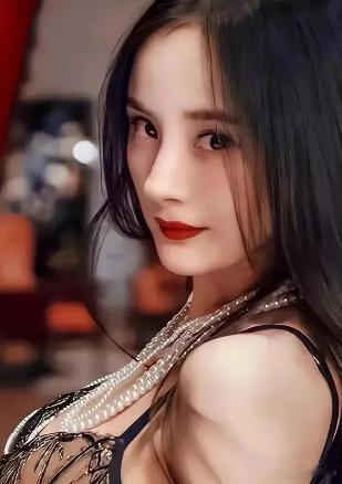 杨幂与刘恺威结婚后，女儿“小糯米”出生；2018年离婚，两人约定共同抚养，女儿长