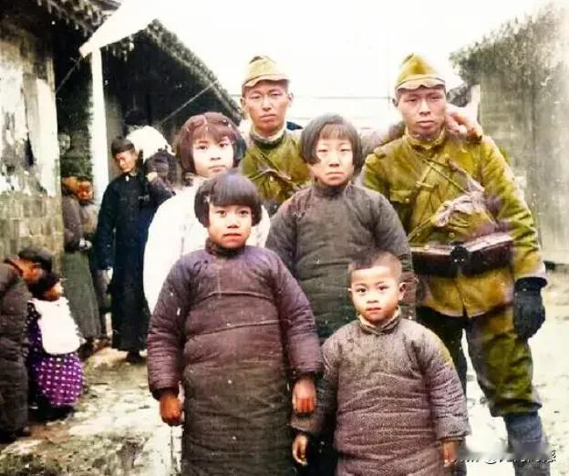 日本鬼子装伪善，对世人进行欺骗，故意把自己扮演成亲善的形象，和孩子们在一起合影留