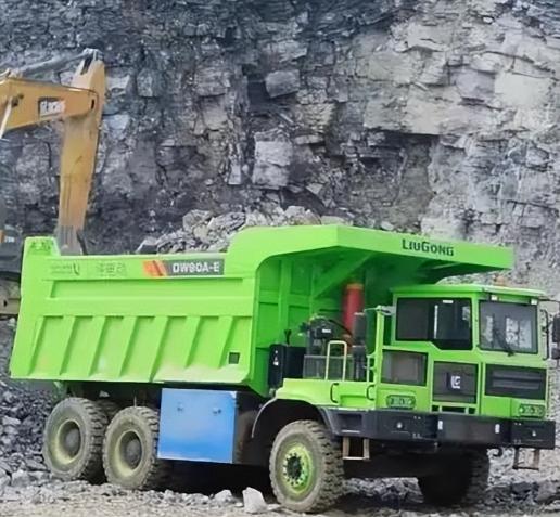 为什么大型矿山都换成电动卡车了？因为一次90吨来回拉货，结果忙活了一天最后只消耗