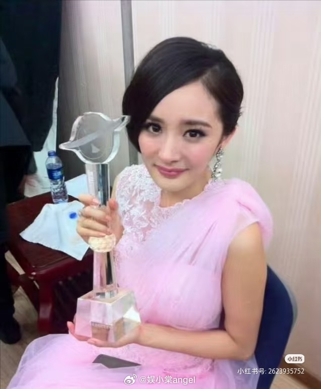 “百花不俱”内娱女演员吻奖杯🏆图 