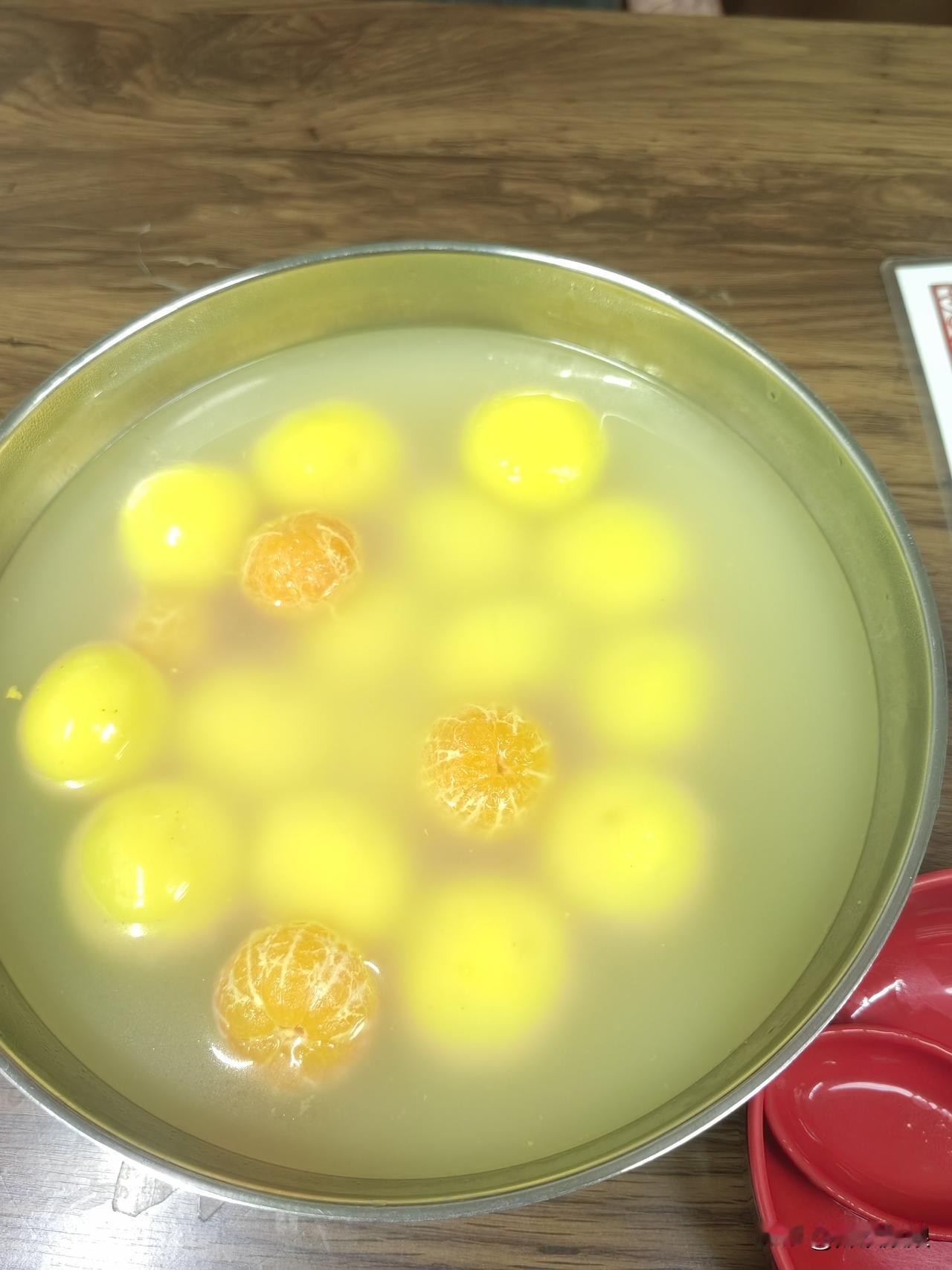 前天去旁边买包子，我平时多是吃白菜馅的，那天想要个酸菜馅的。

我买包子的时候，