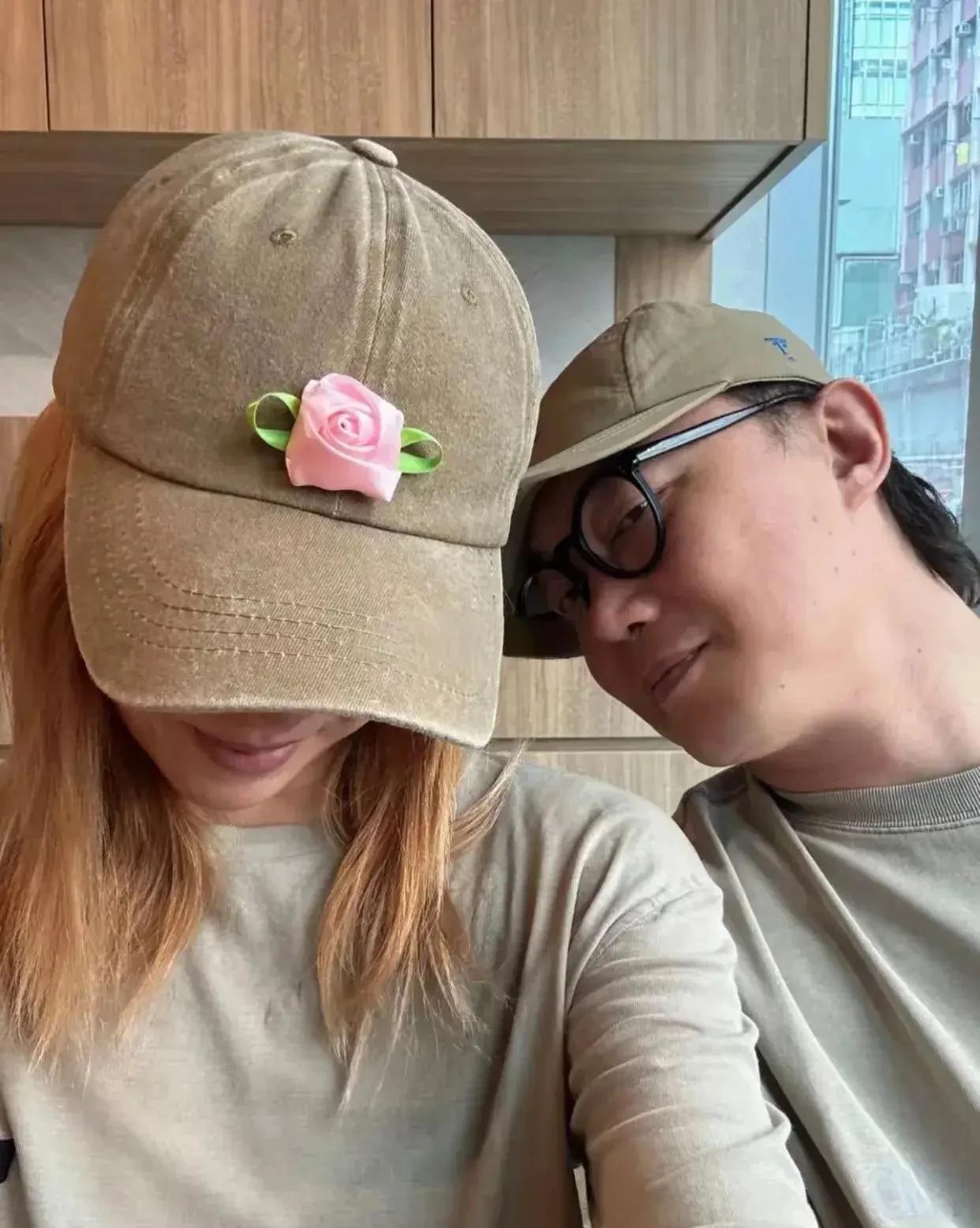 陈奕迅和他老婆被人碰到了，两人穿着情侣T恤秀恩爱。网友说：徐濠萦穿那T恤跟保暖衣