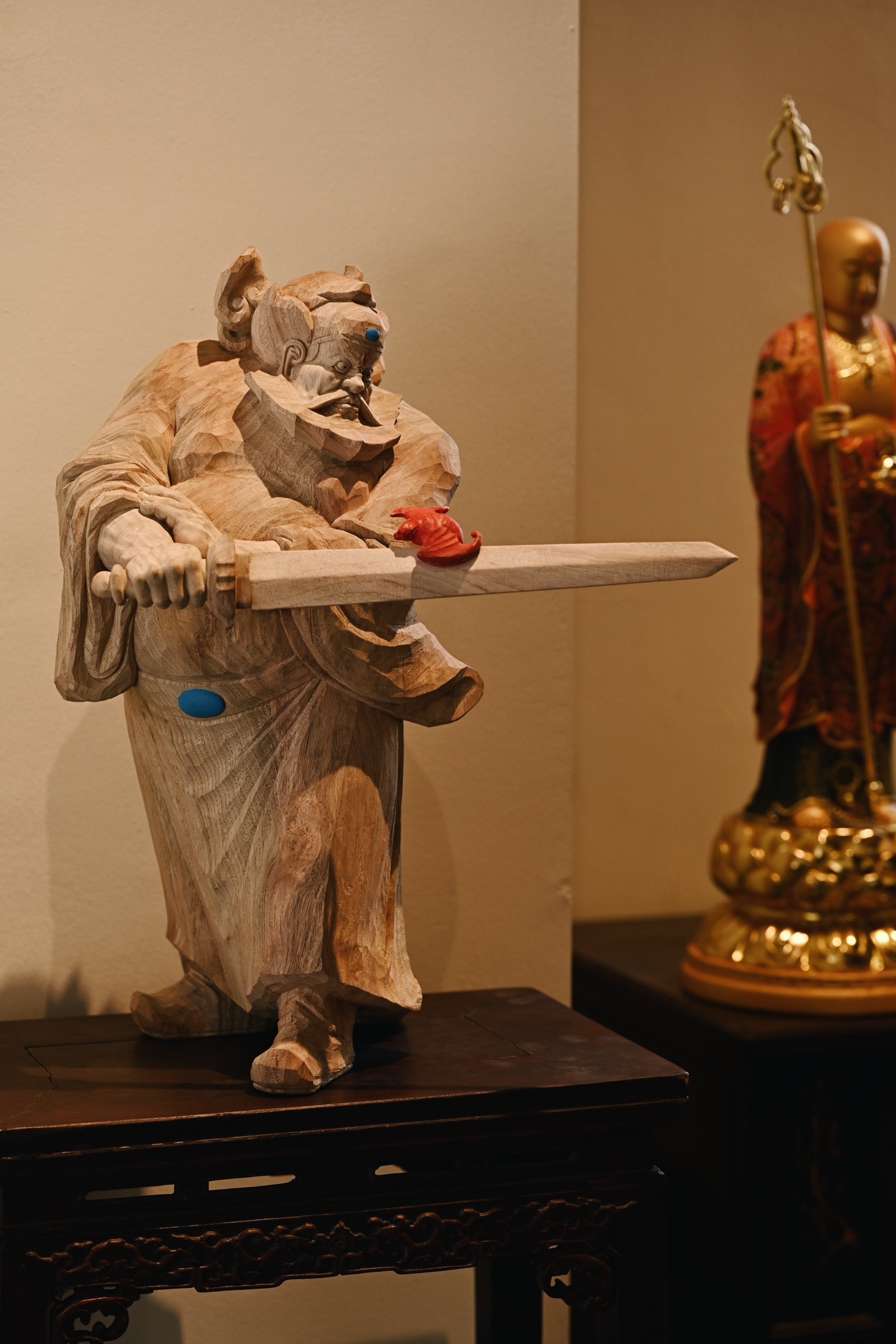 香樟木 | 钟馗木中藏正气，刀下显神威。钟馗不怒自威，衣纹飘逸流畅，手持宝剑，瑞