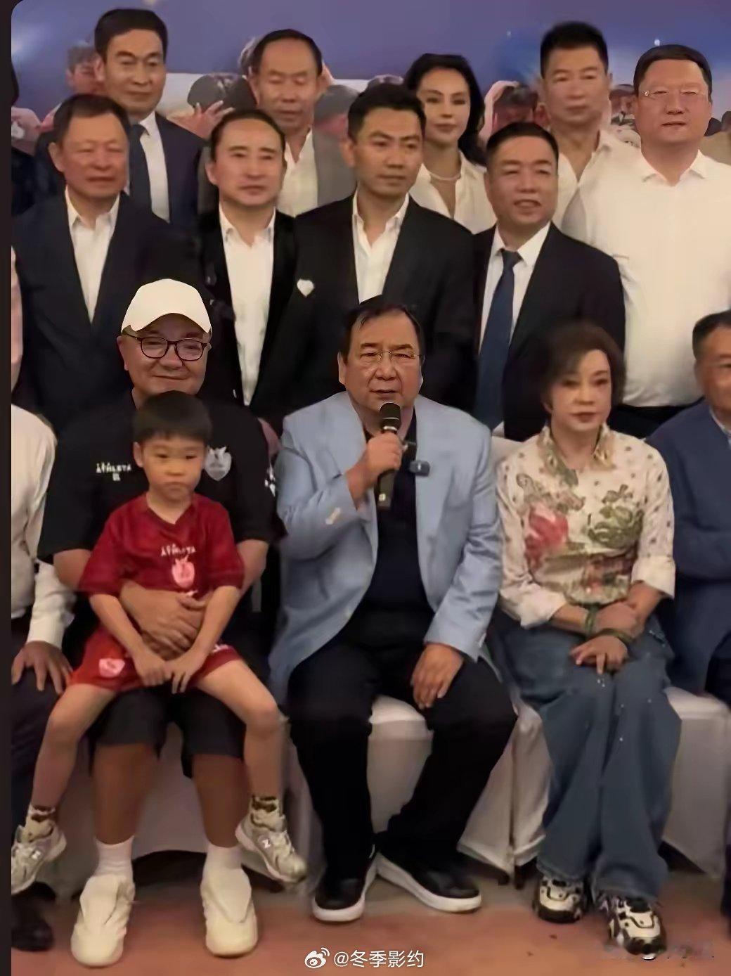 刘晓庆被邀参加李晓华足球小将庆功宴，有人问，庆奶给小朋友捐款没？好像没有，未见正