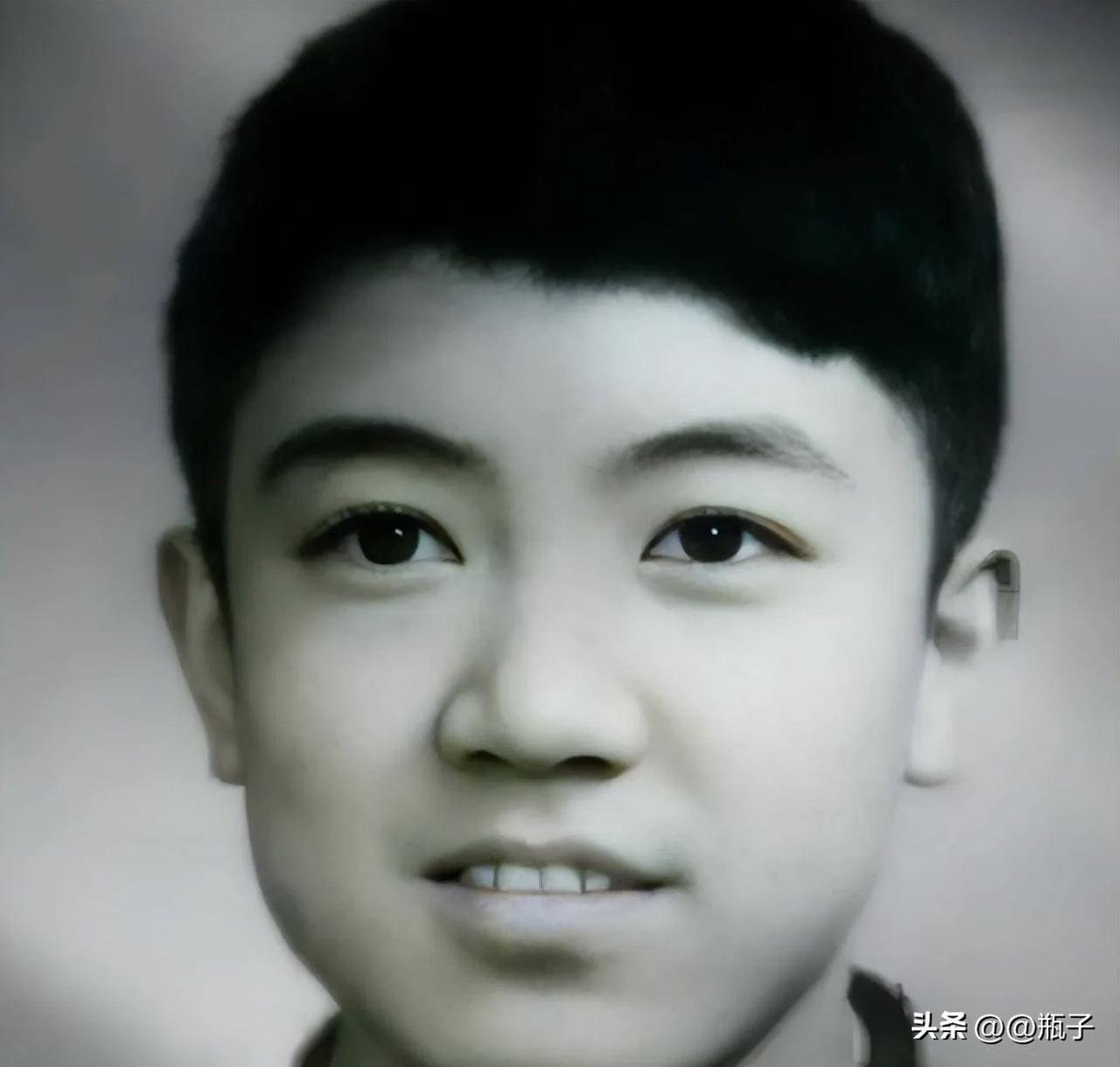李幼斌是由姐姐带大的，姐姐李野萍也是一位资深演员，很多影迷都对她颇为熟悉。姐姐的