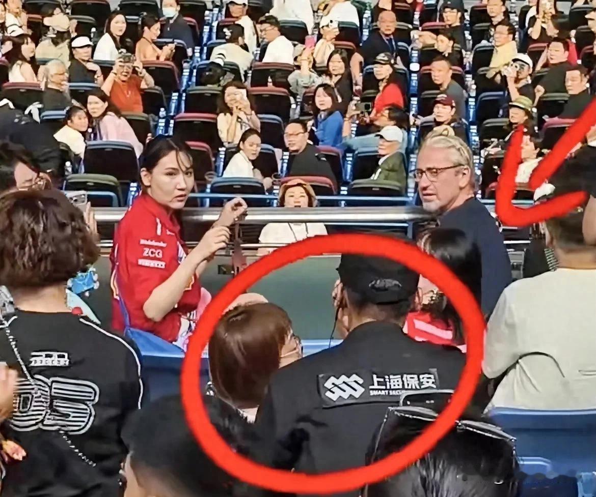 全场震怒！上海大师赛女观众因“嘴巴太脏”被保安当场架走，网友：堪称史诗级丑闻！