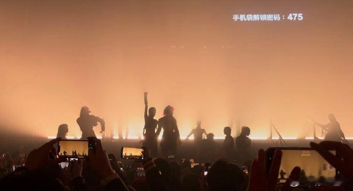 离金克丝只有一米是怎样的体验她摆弄武器时手指的节奏，和动画里分毫不差。那种熟练又