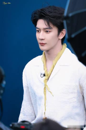 夏之光被吹成潦草小狗了想rua夏之光  看到咱们夏之光真的是被吹成了潦草小狗了，