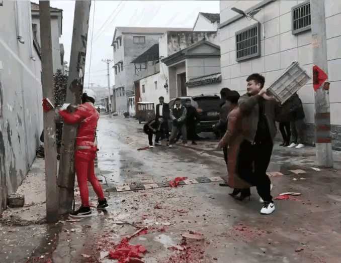 这个家伙，究竟是做了什么人神共愤的坏事了吗？竟然让一个村的男女青壮纷纷出手，除了